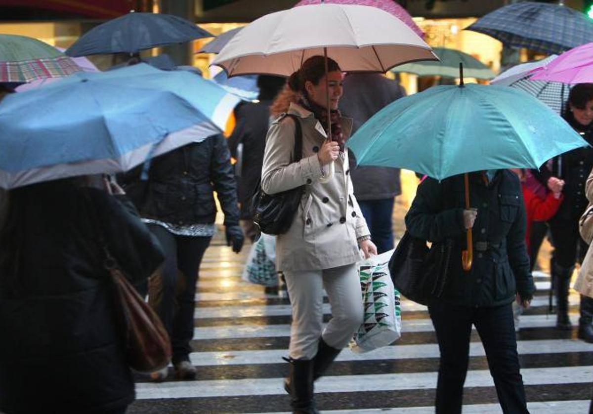 Cordobeses bajo la lluvia en el centro de la ciudad