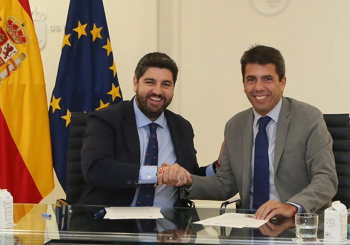 Los presidentes autonómicos Fernando López Miras y Carlos Mazón se saludan en un encuentro reciente.