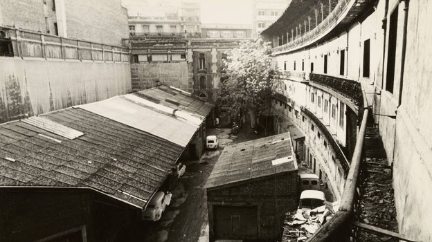 Imagen antes - El estado de deterioro del frontón Beti Jai, en 1977, con la estructura del taller en el patio; y su posterior aspecto, en 2007, completamente abandonado