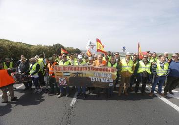 Unos 70 agricultores cortan la A-4 en Córdoba