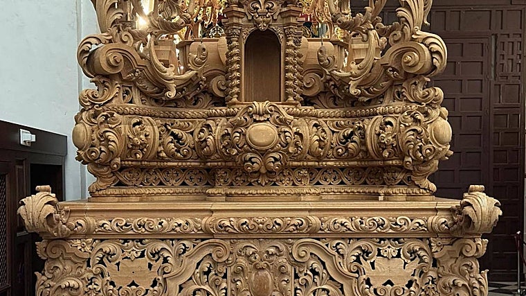 El paso del Cristo de la Providencia estrena la talla de los respiraderos frontal y trasero