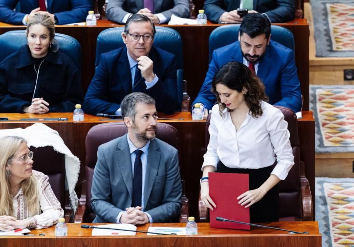 Isabel Díaz Ayuso, con consejeros y diputados del Grupo Popular en la Asamblea