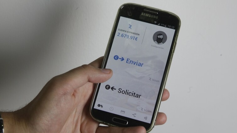 Los madrileños ya pueden pagar sus impuestos de gestión autonómica por Bizum desde el móvil