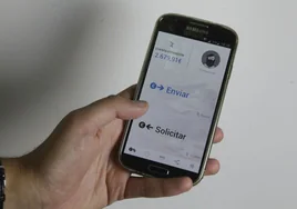 Los madrileños ya pueden pagar sus impuestos de gestión autonómica por Bizum desde el móvil