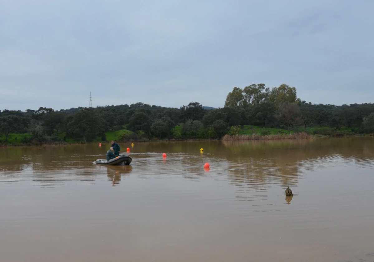 Dos agentes del GEAS de la Guardia Civil en zodiac en una inspección ocular reciente en el lago de Cerro Muriano