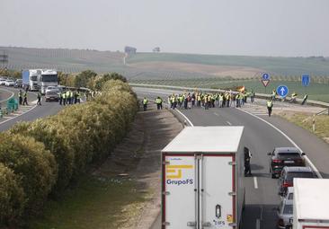 Los agricultores y ganaderos cordobeses vuelven a la carga y cortan la A-4 a la altura de Guadalcázar