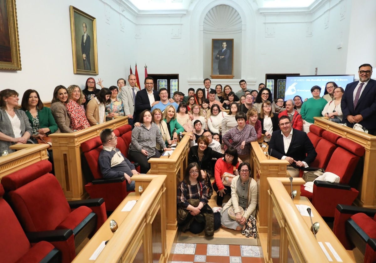 El alcalde, Carlos Velázquez, la consejera de Bienestar Social, Blanca García Torijano, y la presidenta de Down Toledo han presidido el pleno municipal