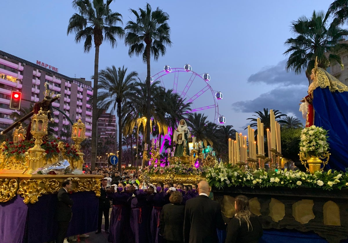 Encuentro de la Santa Mujer Verónica con Jesús Nazareno y María Santísima de la Amargura.
