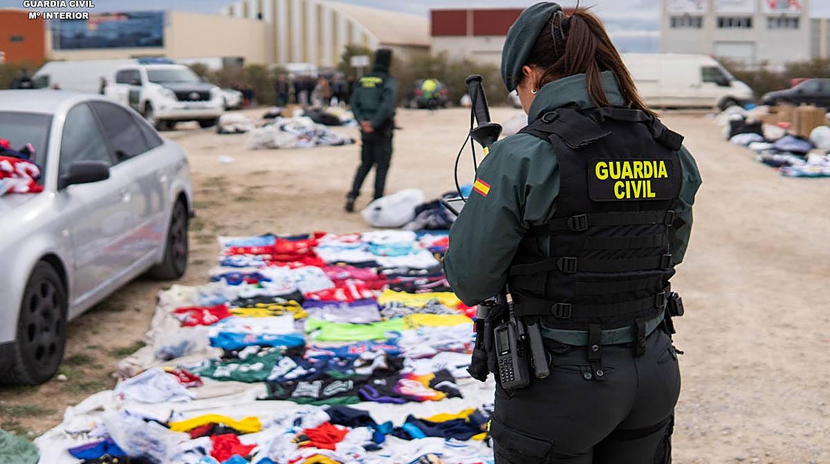 Imagen de la ropa falsificada incautada por la Guardia Civil
