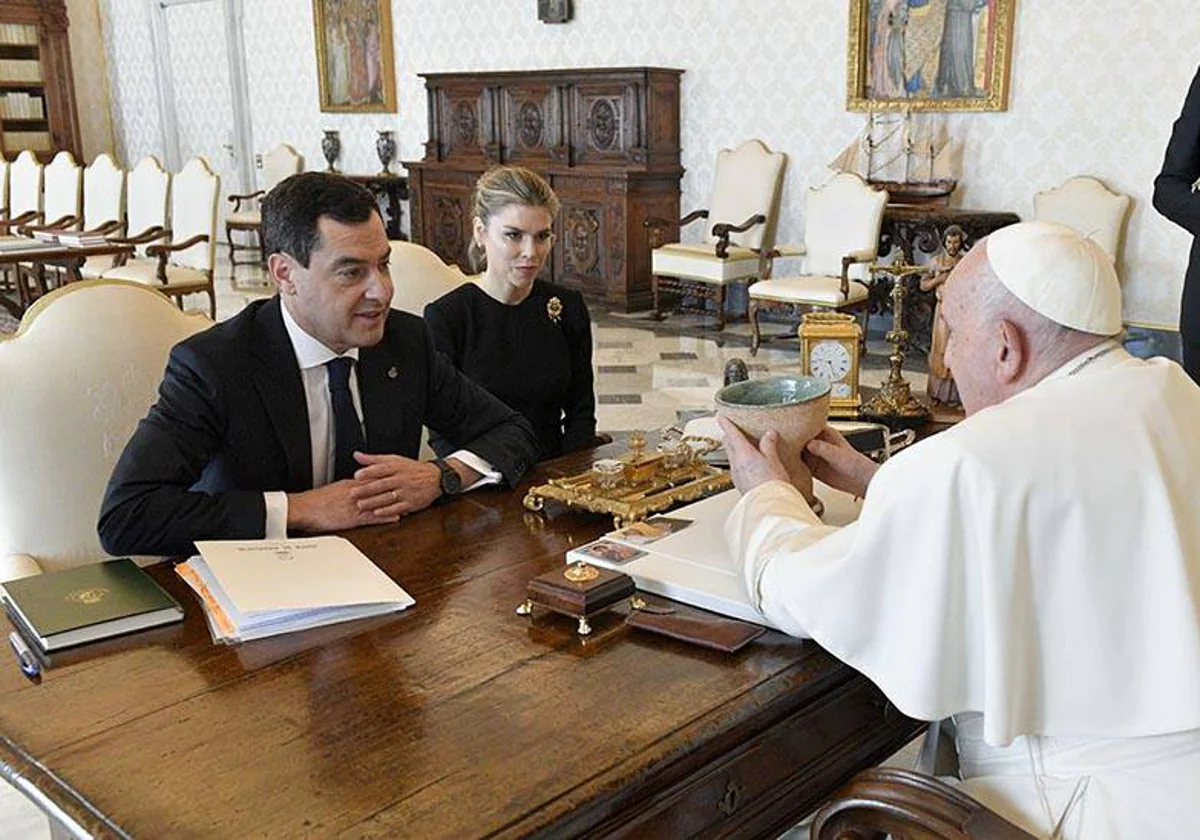 Juanma Moreno y su mujer, Manuela Villena, durante su audiencia de este jueves con el Papa Francisco