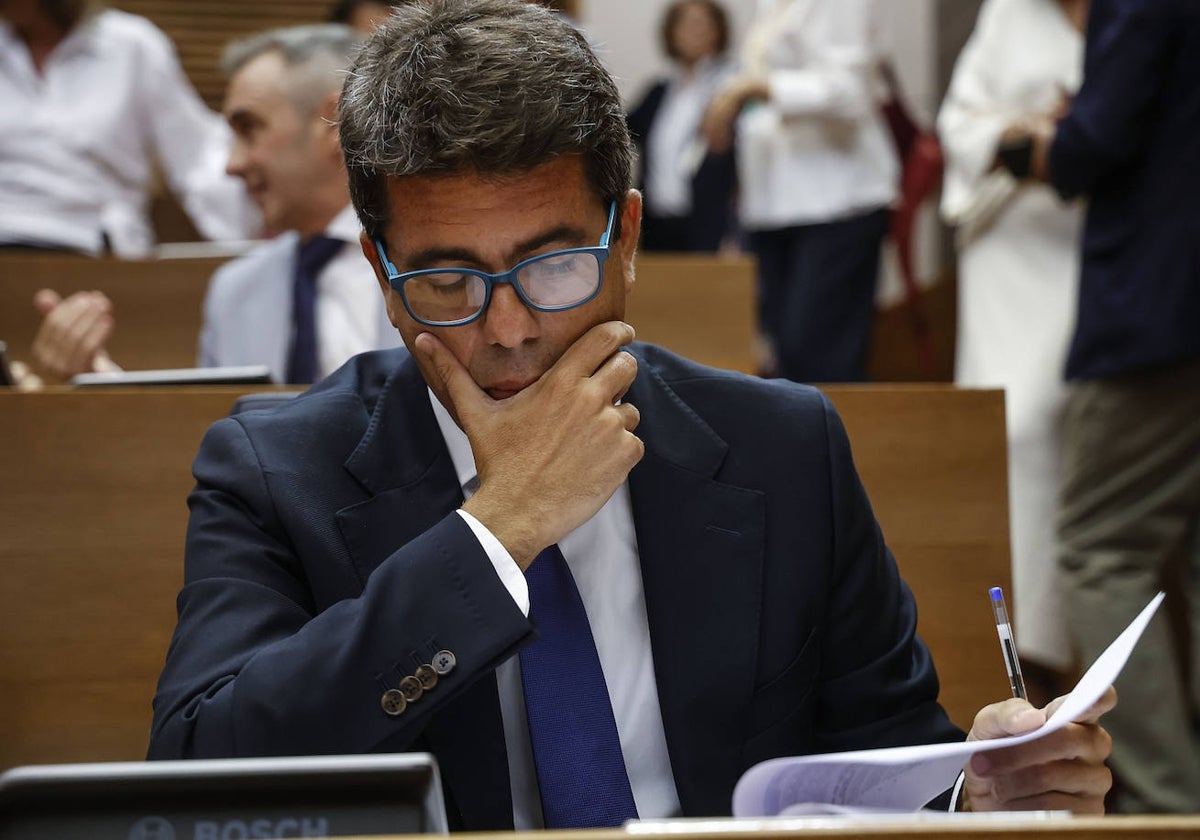 Imagen del presidente de la Generalitat, Carlos Mazón, en las Cortes Valencianas