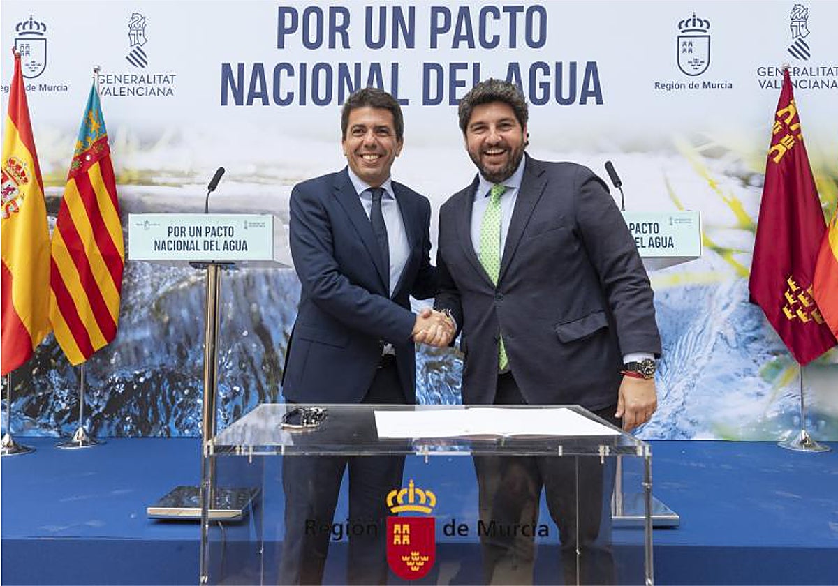 Carlos Mazón y el presidente de la Región de Murcia, Fernando López Miras, se saludan tras firmar el manifiesto para pedir un Pacto Nacional del Agua.