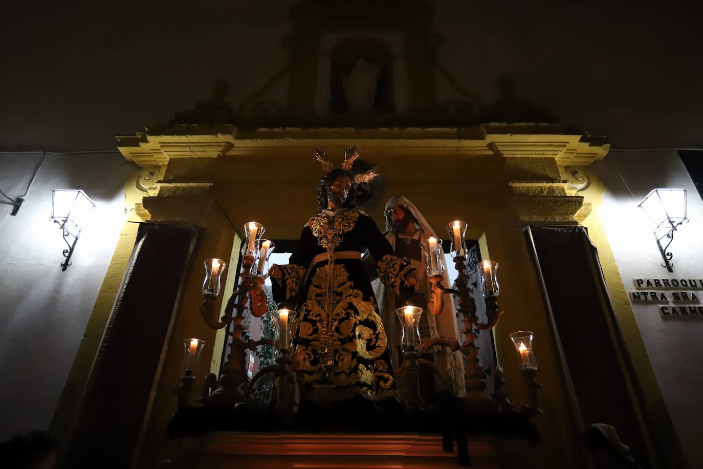 Fotos: la concurrida procesión del Señor de la Salud en el Beso de Judas en Córdoba