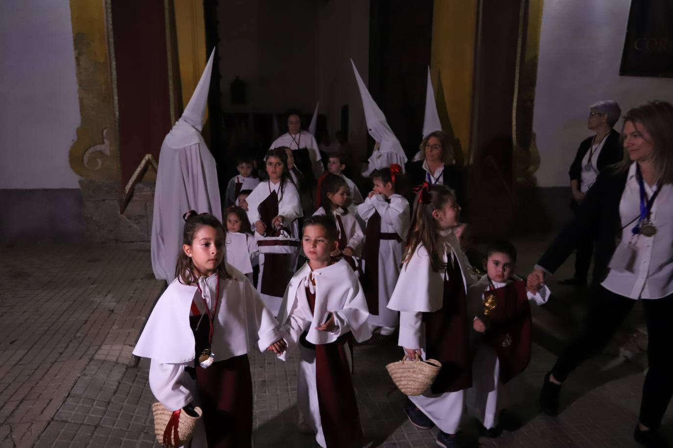 Fotos: la concurrida procesión del Señor de la Salud en el Beso de Judas en Córdoba