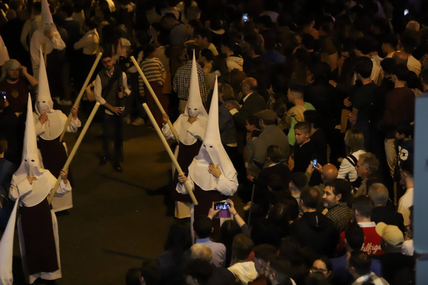 Fotos: la concurrida procesión del Señor de la Salud en el Beso de Judas en Córdoba