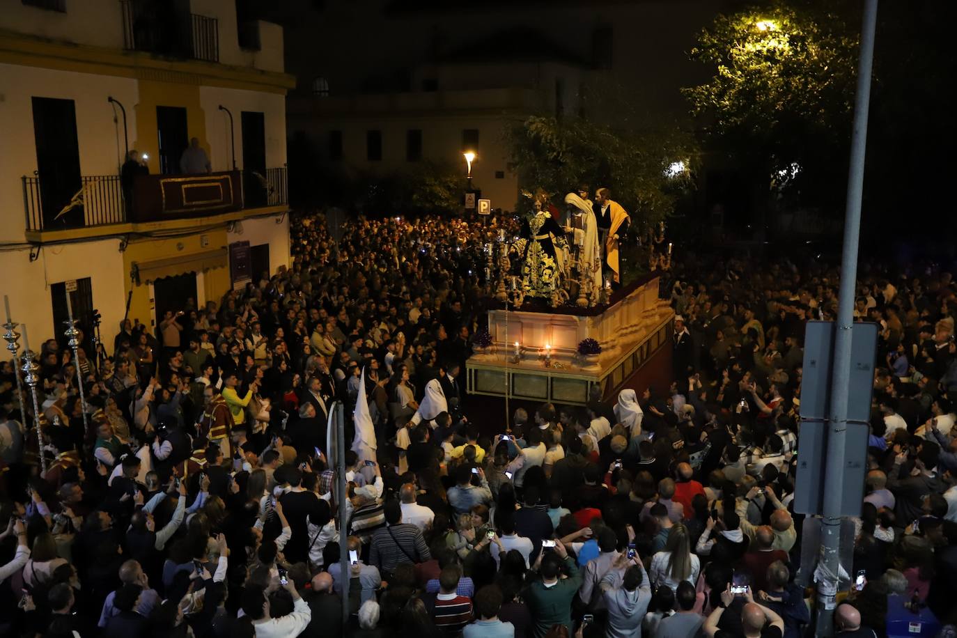 Fotos: la concurrida procesión del Señor de la Salud en el Beso de Judas en Córdoba