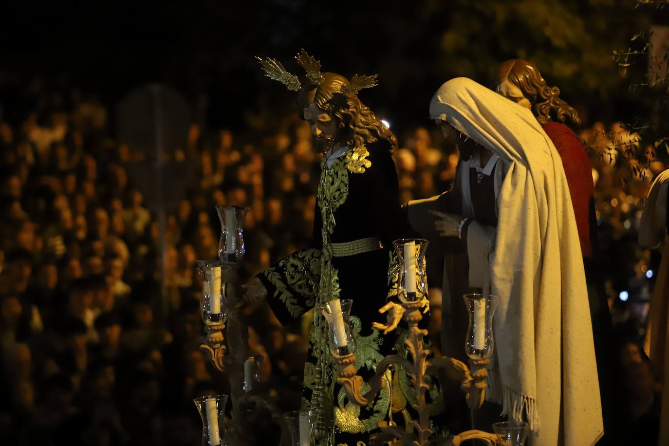 Fotos: la concurrida procesión del Señor de la Salud en el Beso de Judas en Córdoba