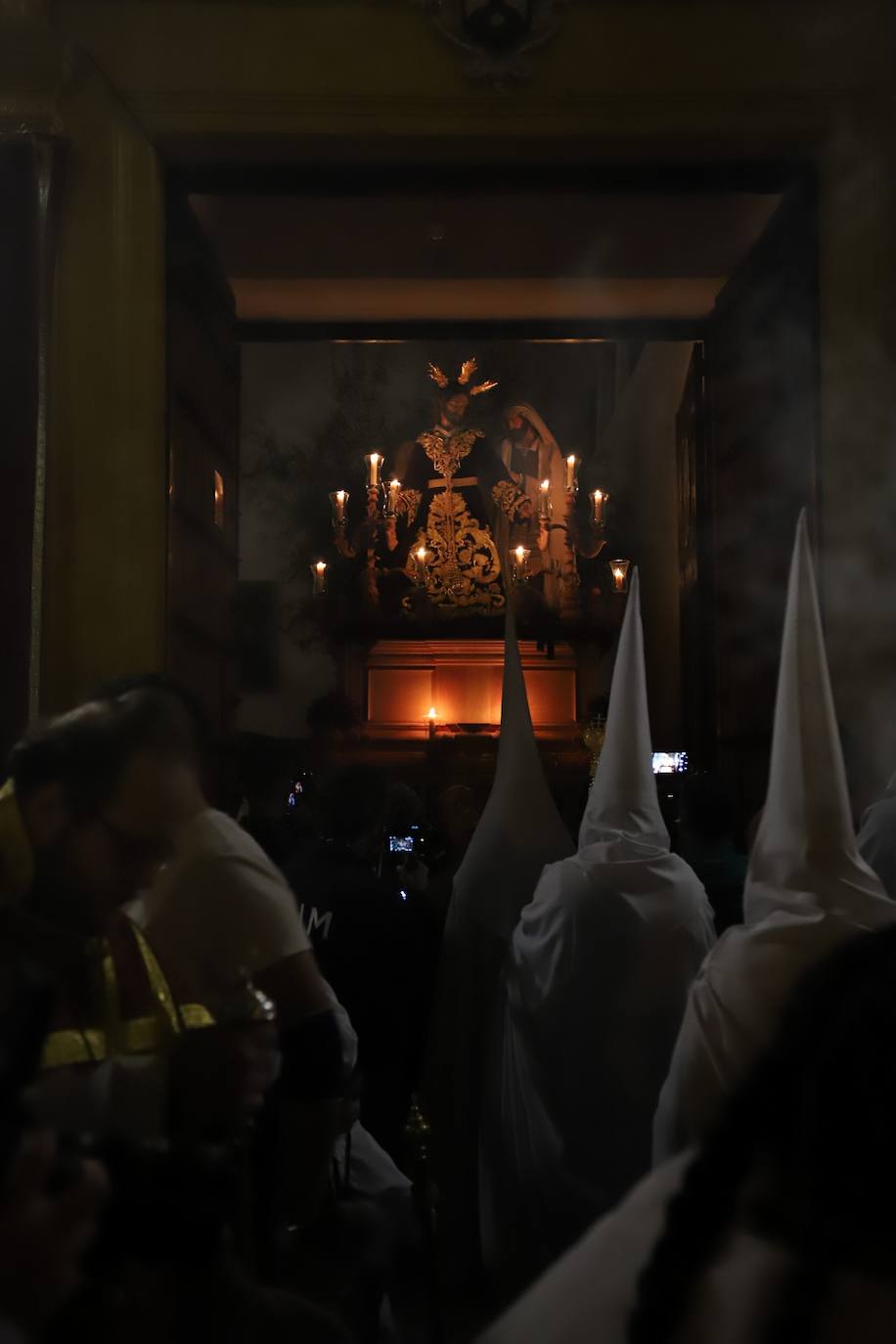 Fotos: la concurrida procesión del Señor de la Salud en el Beso de Judas en Córdoba