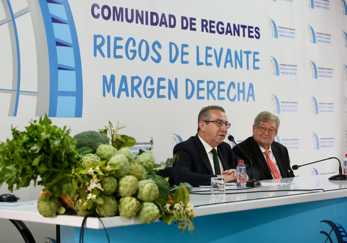 El presidente de la Diputación de Alicante, Toni Pérez, junto al representante de los regantes José Antonio Andújar, durante la jornada del Día Mundial del Agua.