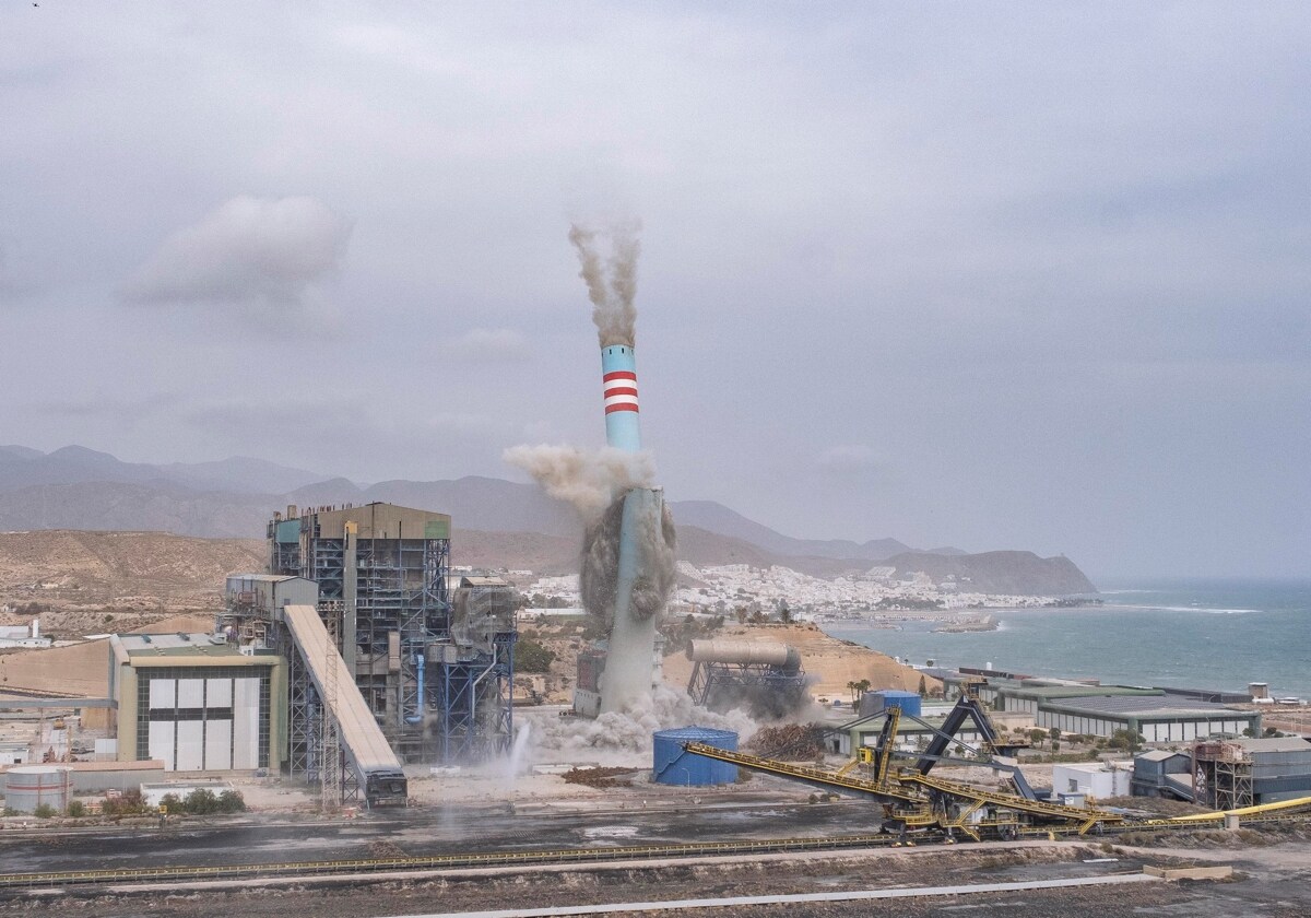 Momento de la voladura de la chimenea de la Central Térmica Litoral de Endesa en Carboneras.