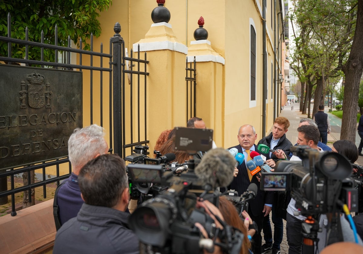 Un nutrido grupo de periodistas ante las puertas del juzgado togado y el abogado Luis Romero