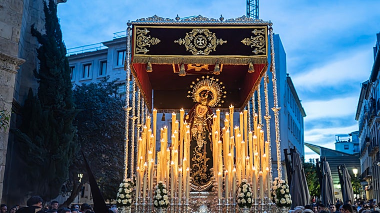 Paso de palio del Vía Crucis