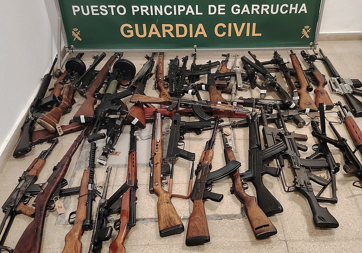 Arsenal militar que ha intervenido la Guardia Civil de Garrucha en Almería.