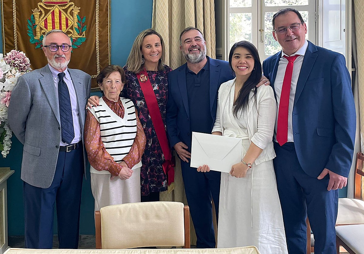 Los recién casados, durante su ceremonia de boda.