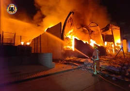 Un pavoroso incendio devora dos naves industriales de reciclaje en Aielo de Malferit
