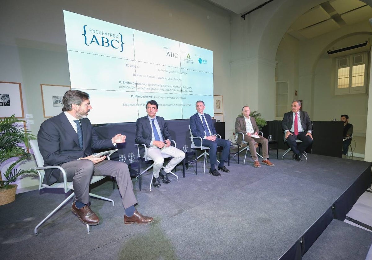 Mesa redonda moderada por el periodista Luis Montoto