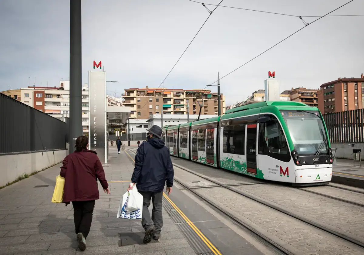 El Metro, a su paso por la estación de ferrocarriles de Granada