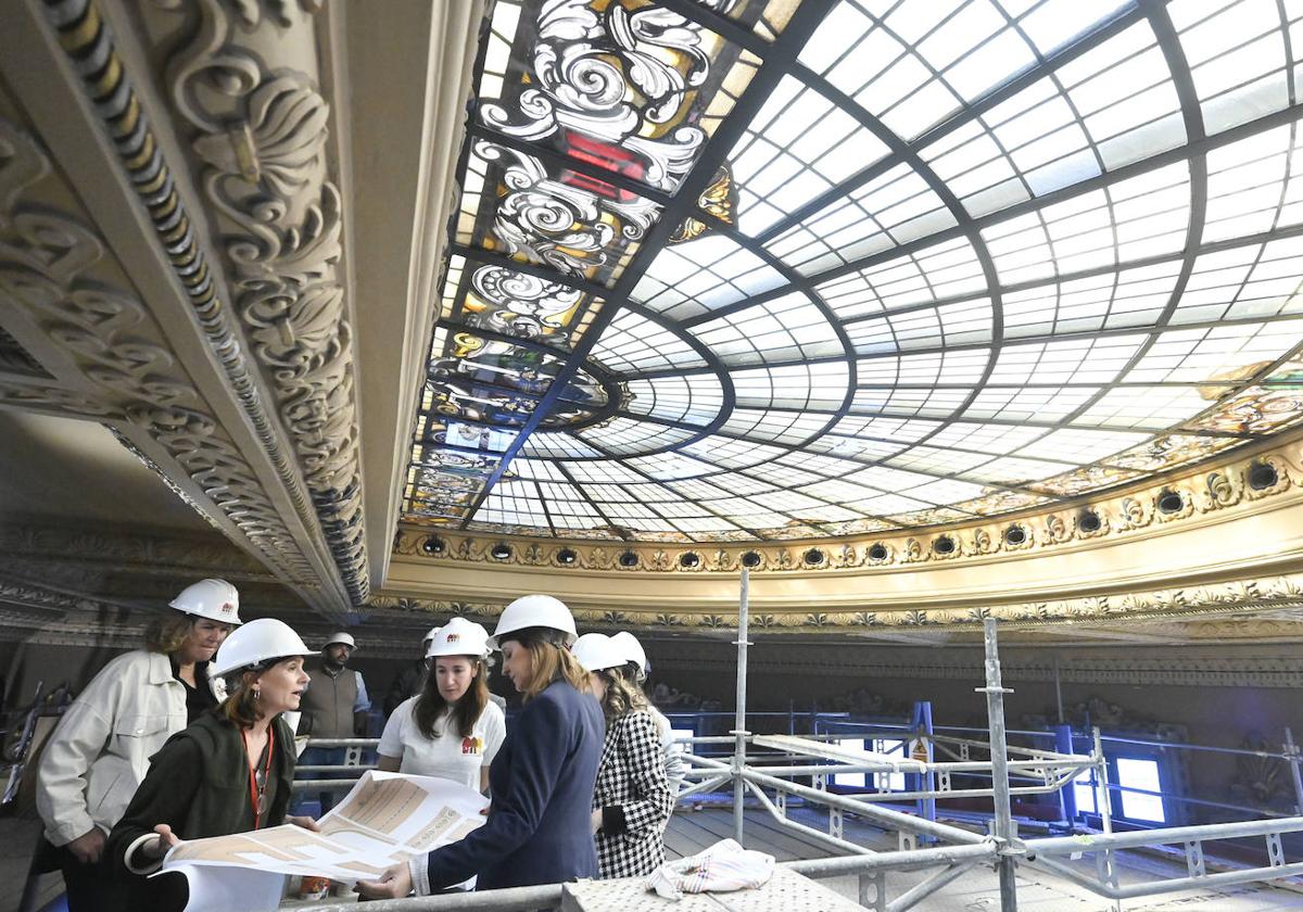 Imagen de las obras en el hemiciclo donde se celebran los Plenos