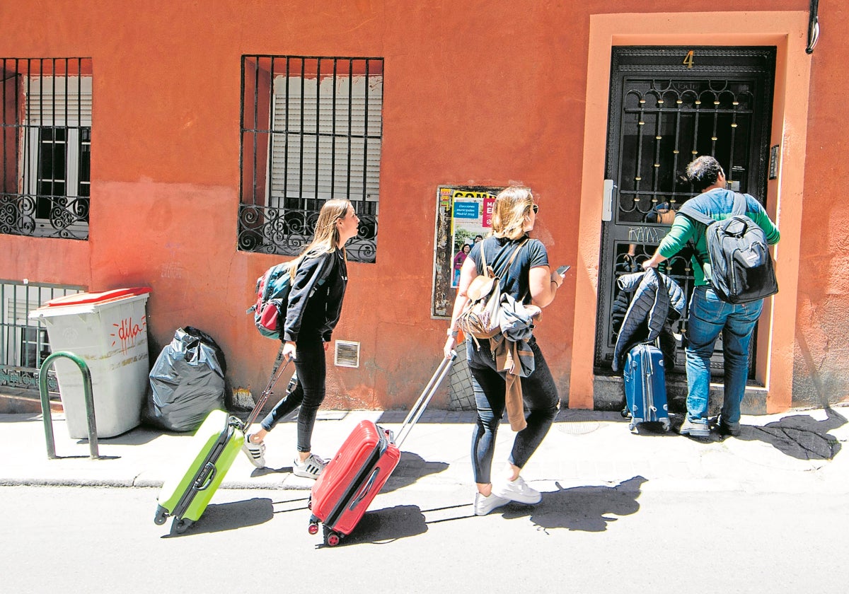 Un grupo de viajeros llega a un piso turístico