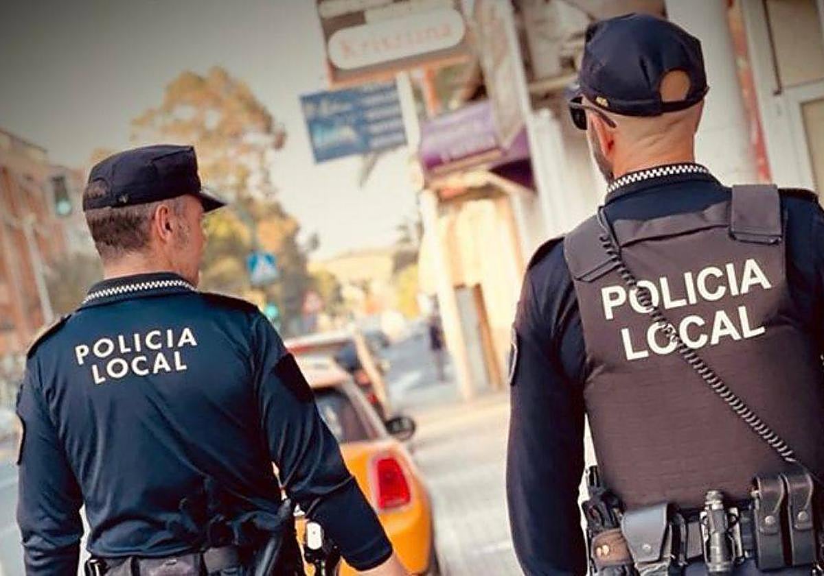 Imagen de archivos de dos agentes de Policía Local de Elche