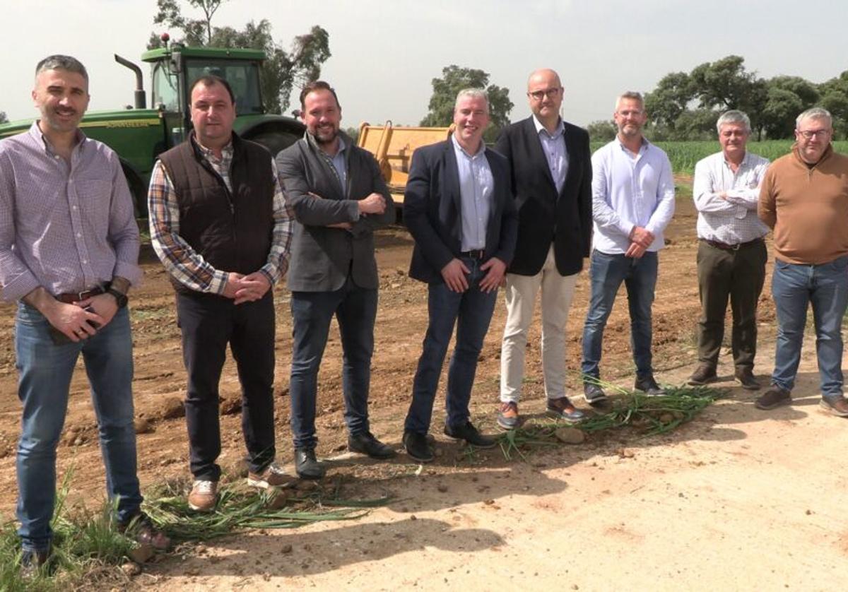 El alcalde de La Carlota, con representantes de Aviserrano en los suelos donde se levantará la planta