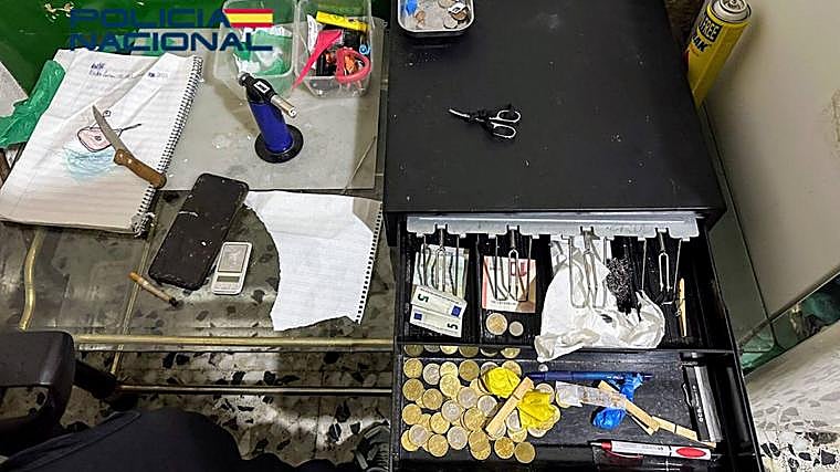 Imagen de varios útiles incautados por la Policía Nacional tras la entrada y registro