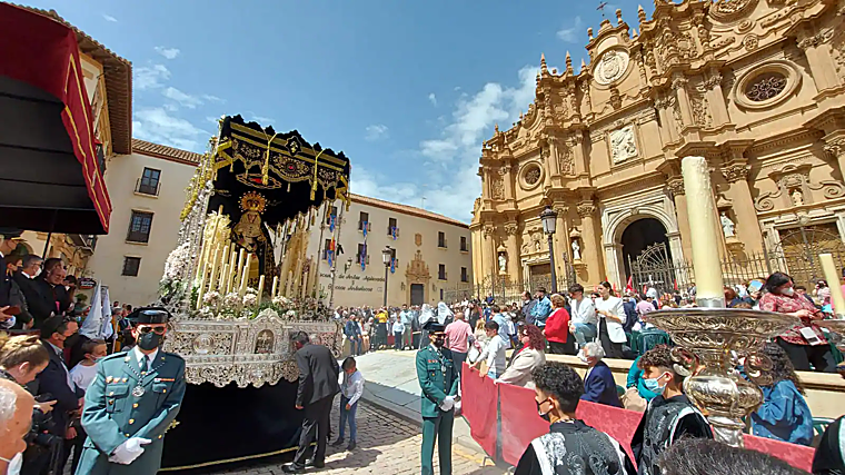 Procesión en Guadix frente a la preciosa catedral