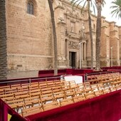 Sillas en la carrera oficial a la altura de la Catedral de Almería.