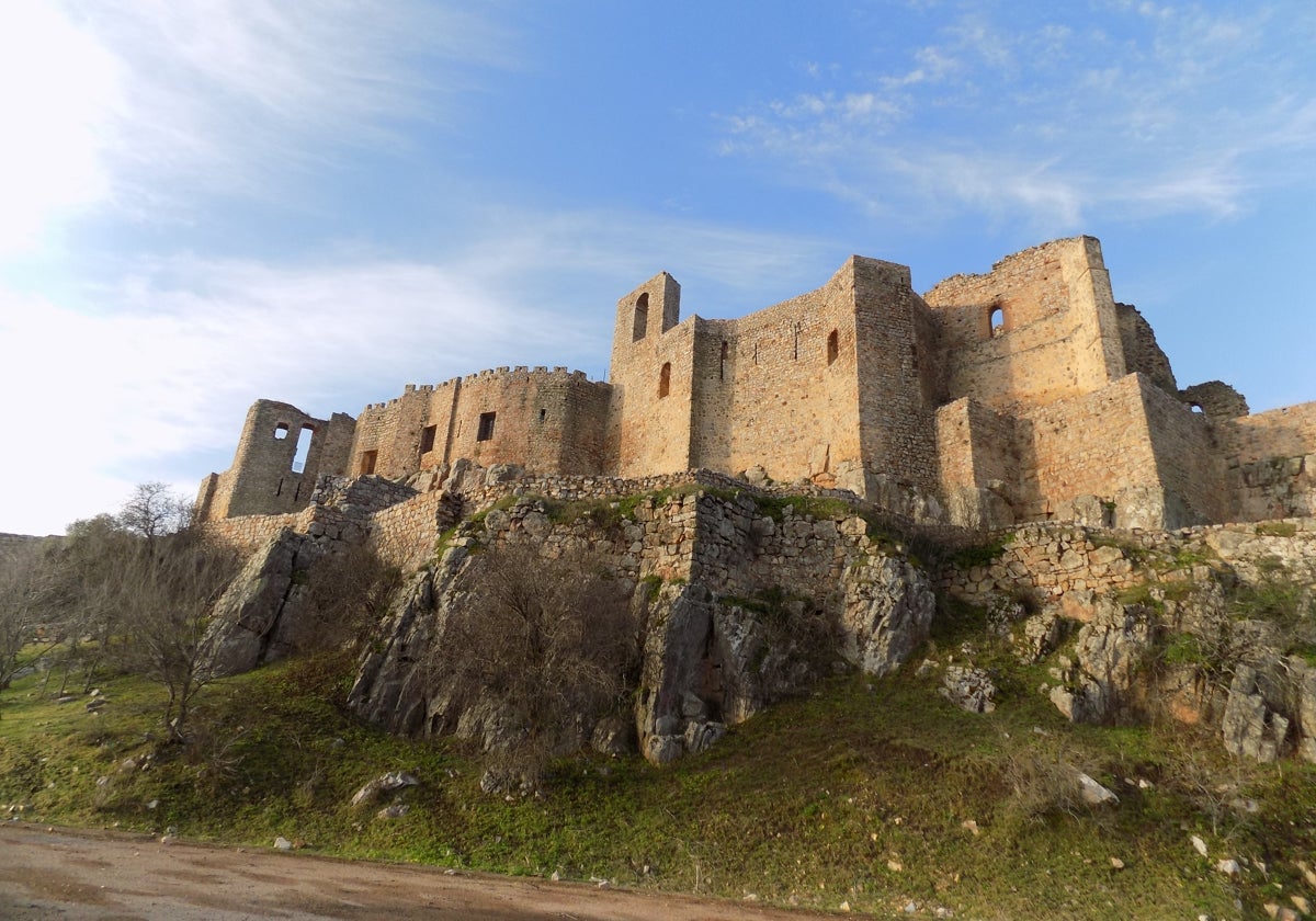 Un muerto al salirse de la vía el coche que conducía en la subida al castillo de Calatrava la Nueva