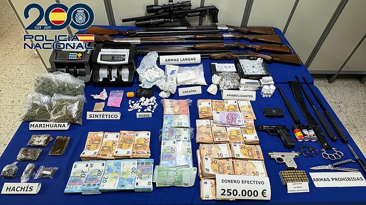 Drogas, armas, dinero y otros objetos intervenidos a la organización criminal en la operación en Valencia.