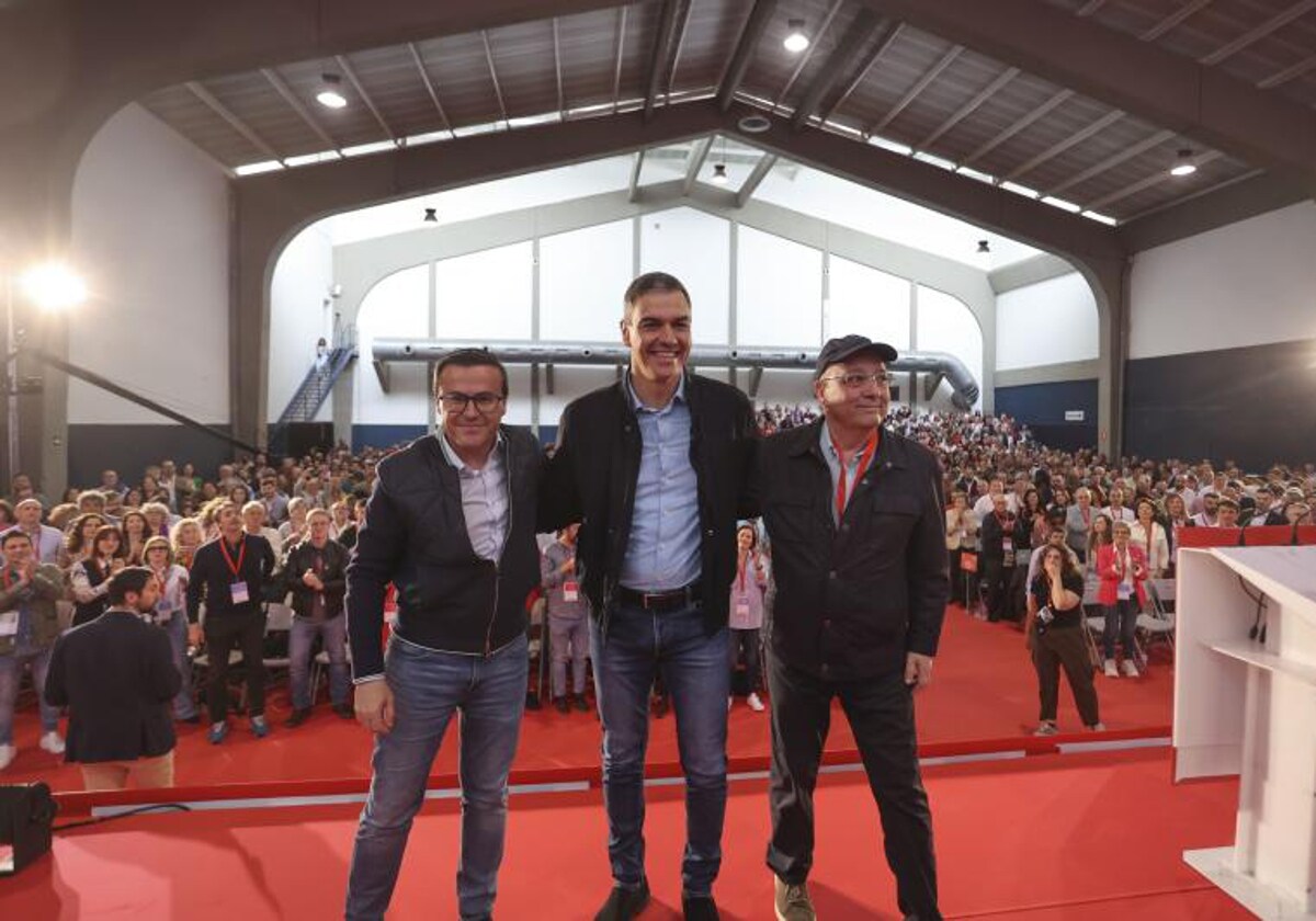 Pedor Sánchez junto a MIguel Ángel Gallardo, nuevo secretario general del PSOE extremeño, y Guillermo Fernández Vara