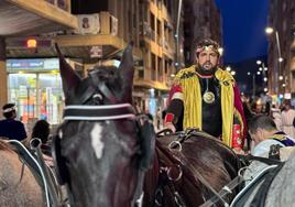 López Miras se convierte en emperador romano para una carrera de cuadrigas en Lorca