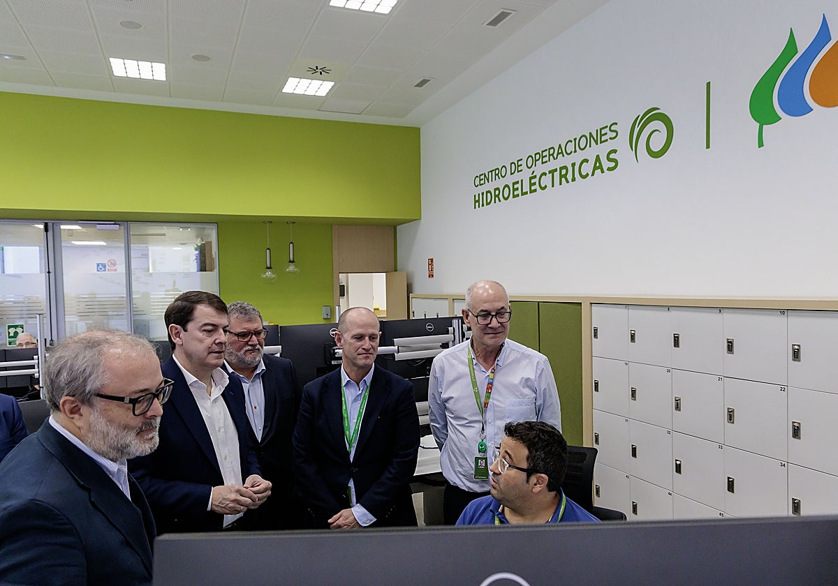 El presidente de la Junta, Alfonso Fernández Mañueco, vista el Centro de Operaciones Hidroeléctricas de Iberdrola en Salamanca