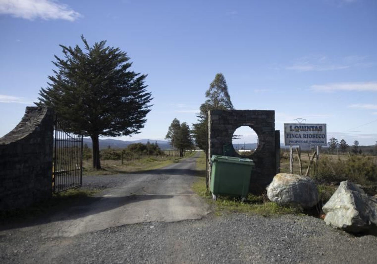 Entrada de la finca donde Altri planea instalar su fábrica, en Palas de Rei (Lugo)