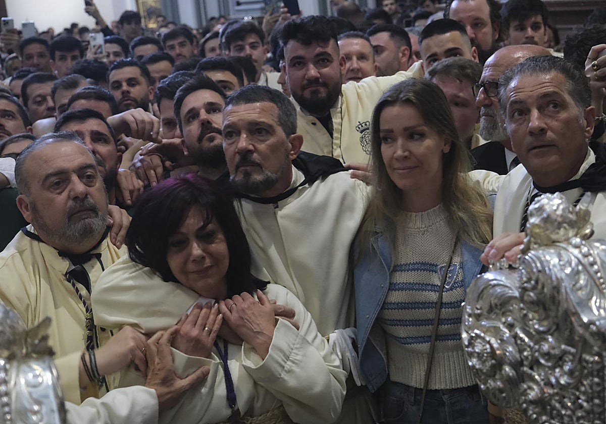 Antonio Banderas con Nicol Kimpel, su Hermano Javier y varios hermanos de Fusionadas