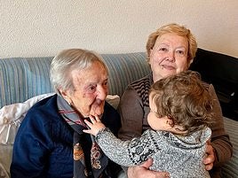 Dolores Buitrago, la persona más anciana de Castilla-La Mancha con 110 años, arropada por su familia en Puertollano