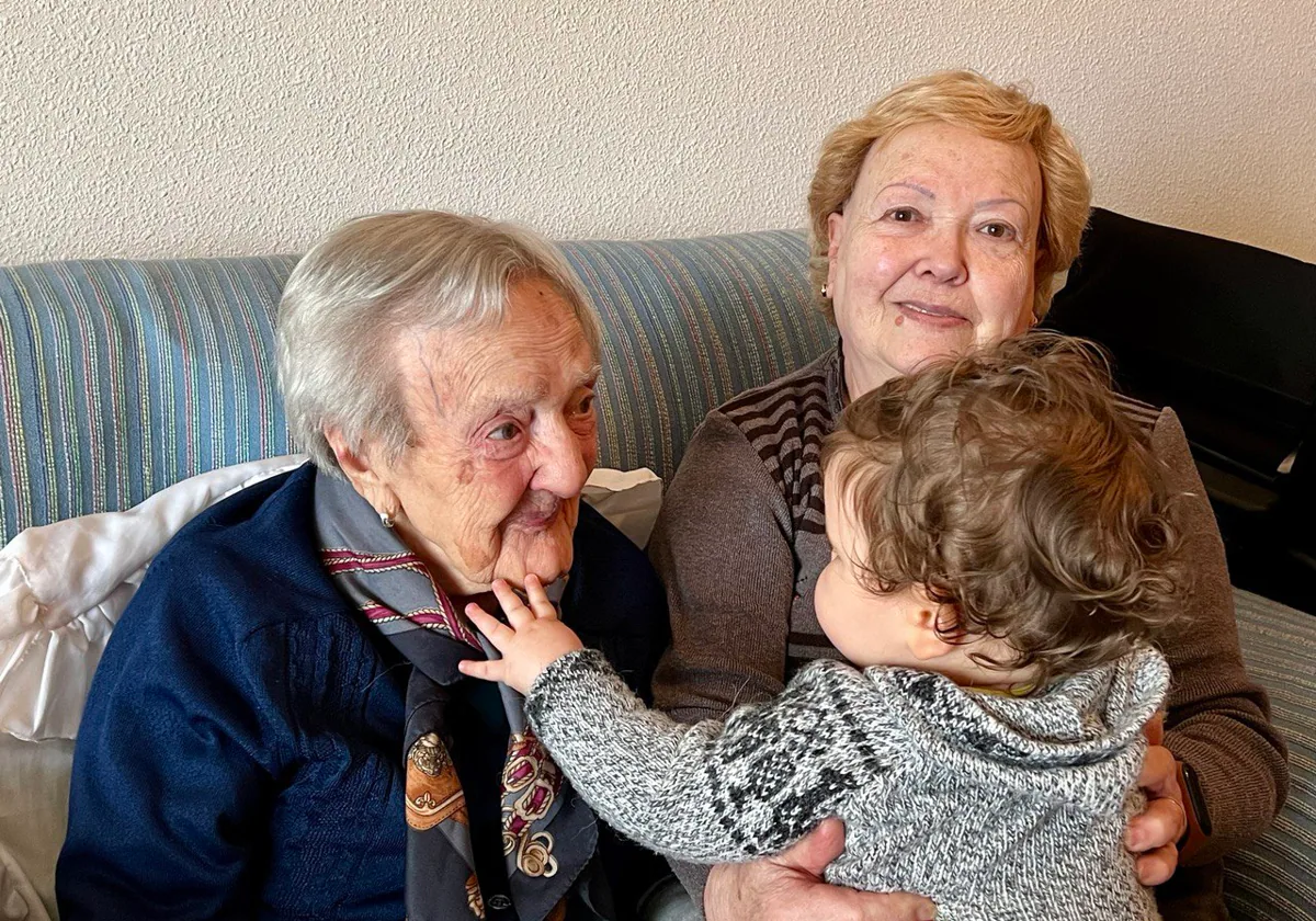 Dolores Buitrago, la persona más anciana de Castilla-La Mancha con 110 años, arropada por su familia en Puertollano