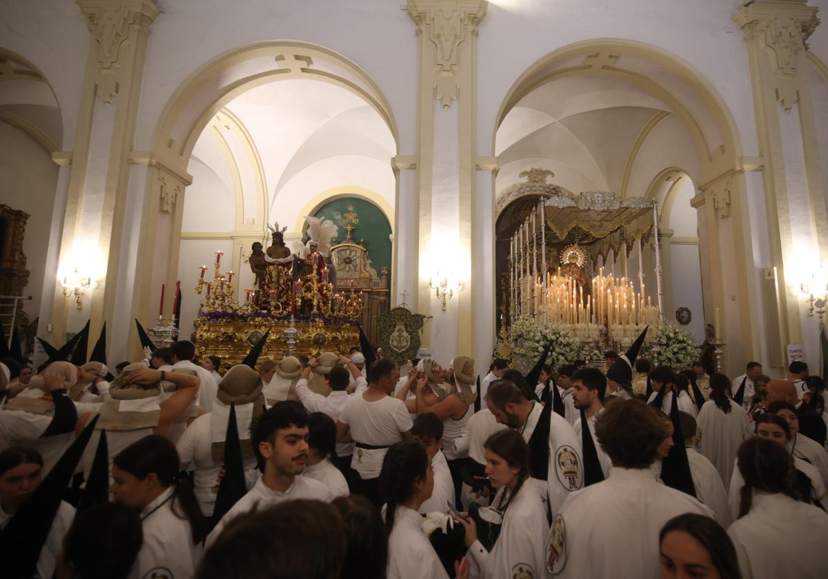 Caras de decepción entre los nazarenos tras el anuncio de cancelación de la hermandad