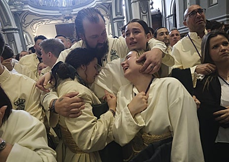 Imagen secundaria 1 - Los hermanos lloraron por no poder salir ante la amenaza de lluvia de barro tras cantar el himno de Lágrimas y Favores con Sara Baras como testigo.