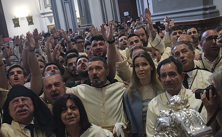 Imagen principal - Los hermanos lloraron por no poder salir ante la amenaza de lluvia de barro tras cantar el himno de Lágrimas y Favores con Sara Baras como testigo.